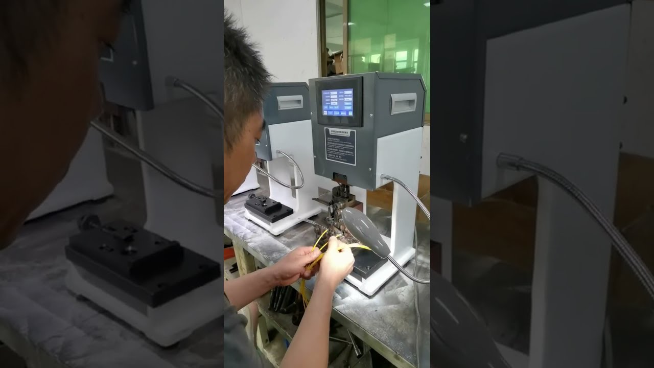Servo-terminalmaskine under ældningstest – sikrer pålidelig kabelbehandling