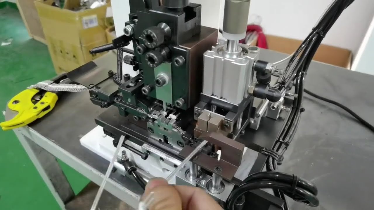 Samlet løsning: Parallel wire-split, afisolering og crimping i én maskine